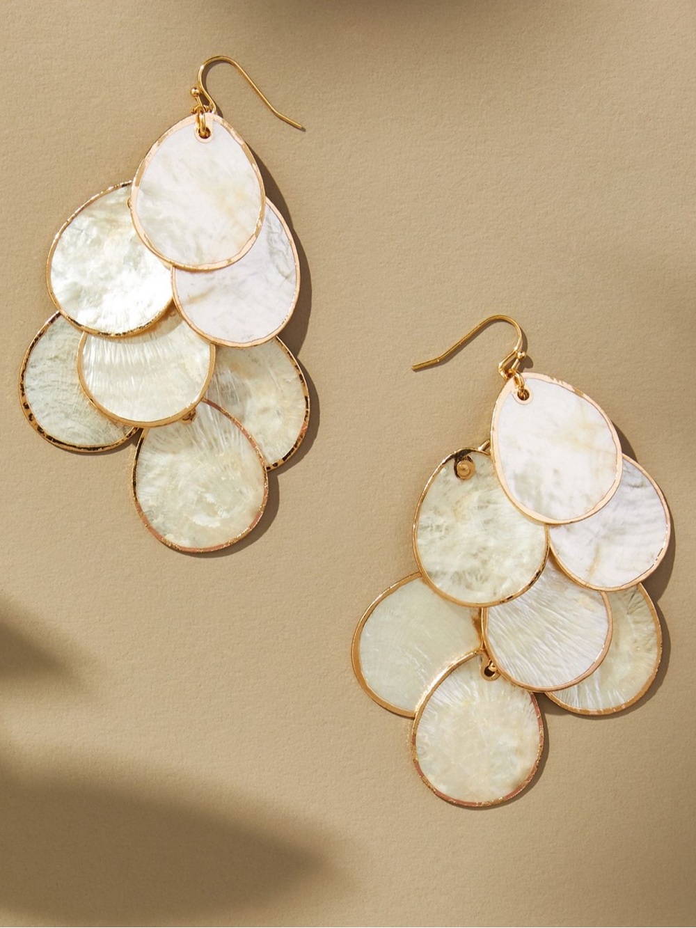 πΊπHPππΊ NWT Anthropologie Mother of Pearl Shell Chandeliers - Picture 7 of 14
